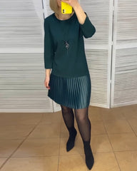 Kleid mit plissierten Einsätzen und Unifarben