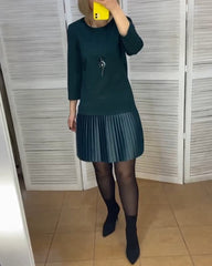 Kleid mit plissierten Einsätzen und Unifarben