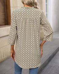 Geometrisch bedruckte Bluse mit V-Ausschnitt