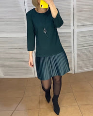 Kleid mit plissierten Einsätzen und Unifarben