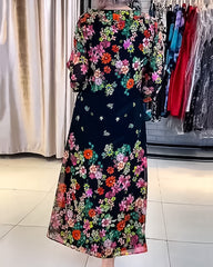 Elegantes Kleid mit Blumenmuster und V-Ausschnitt