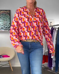 Bluse mit kontrastierenden Farben und geometrischen Mustern