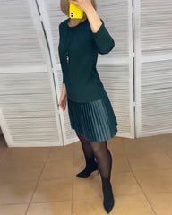 Kleid mit plissierten Einsätzen und Unifarben